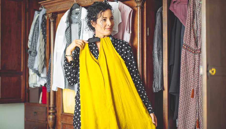 Mujer decidiendo el vestido adecuado para usar.