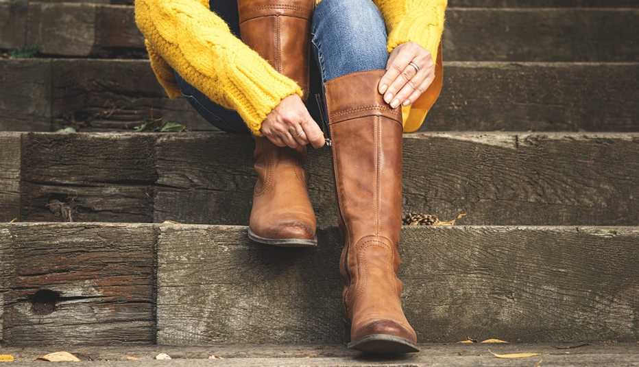Mujer vistiendo botas de cuero marrón.