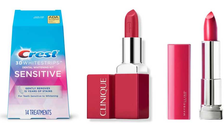  (De izquierda a derecha) 3D Whitestrips Sensitive At-home Teeth Whitening Kit de Crest; Pop Reds en Red-y to Wear de Clinique; Color Sensational Made For All Lipstick de Maybeline en 379 Fuchsia for Me.