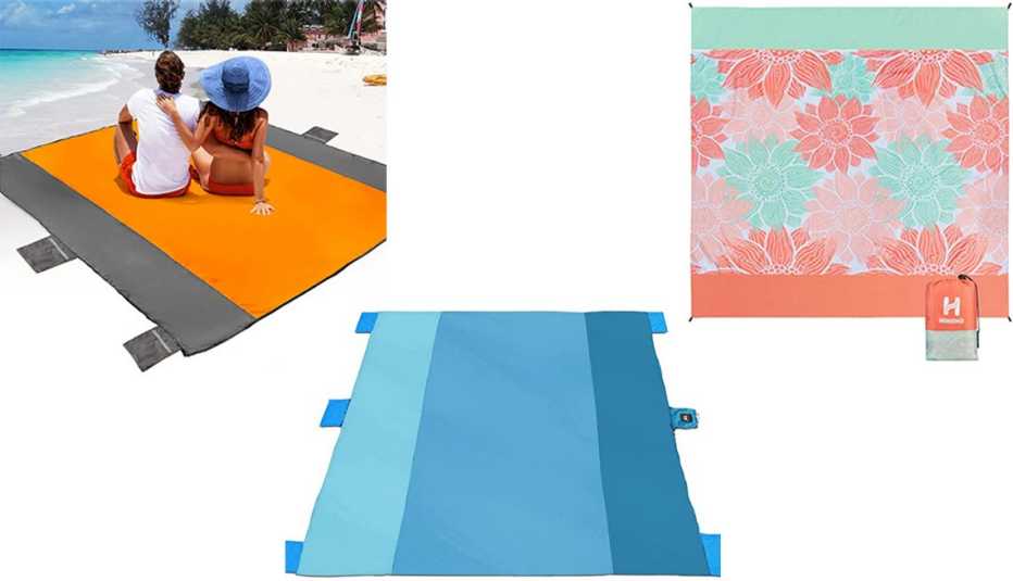  (En el sentido de las agujas del reloj, desde la parte superior izquierda) Manta de playa a prueba de arena y agua POPCHOSE Waterproof, Sandproof Beach Blanket en color naranja; manta de playa a prueba de arena y agua HIHOHO Sandproof Waterproof Beach Blanket en color Pink Flower; manta de playa a prueba de arena y agua WellaX Beach Blanket Waterproof and Sandproof.