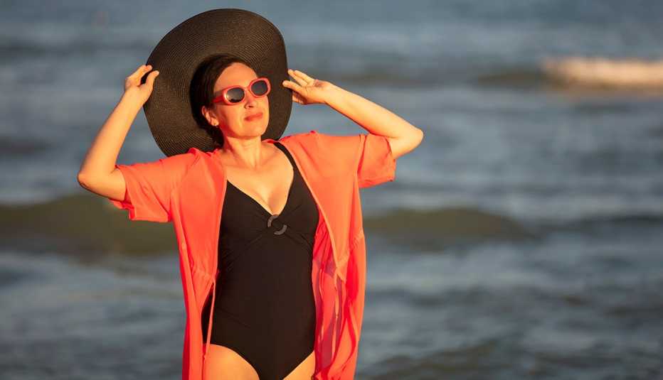 Una mujer disfrutando del sol y la playa.
