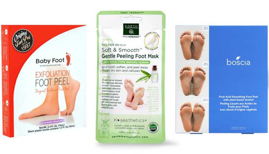(De izquierda a derecha) Exfoliante para pies Baby Foot Original Exfoliant Foot Peel; mascarilla exfoliante para pies Earth Therapeutics Soft & Smooth Gentle Peeling Foot Mask; exfoliante para pies Boscia Fruit Acid Smoothing Foot Peel.
