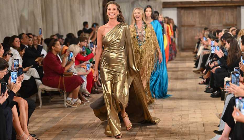 christy turlington walks the runway at the ralph lauren spring summer 2024 runway show during new york fashion week