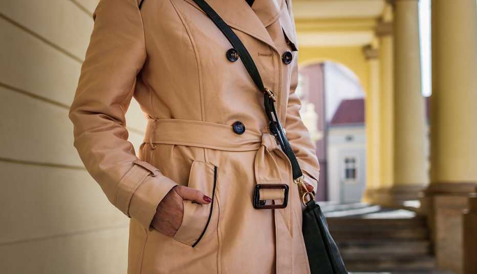 Una mujer vistiendo una gabardina.