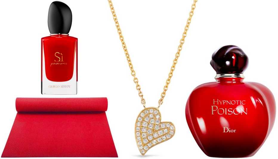 Estera de yoga, collar con colgante en forma de corazón y perfume. Estera de yoga, collar con colgante en forma de corazón y perfume.