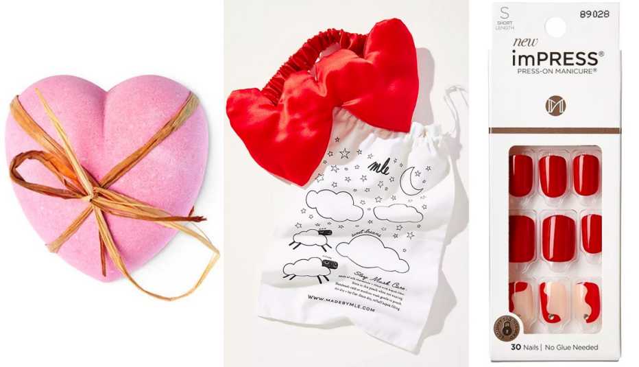 Jabón en forma de corazón, mascarilla para dormir y uñas postizas rojas. 