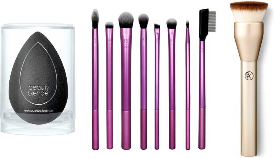  Esponja de maquillaje y juego de brochas.