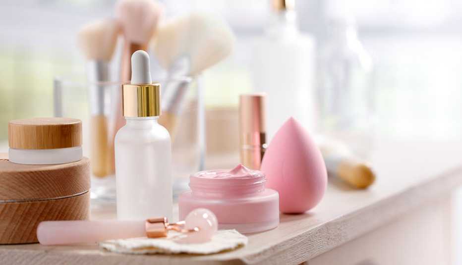 Herramientas y productos de belleza para la piel.