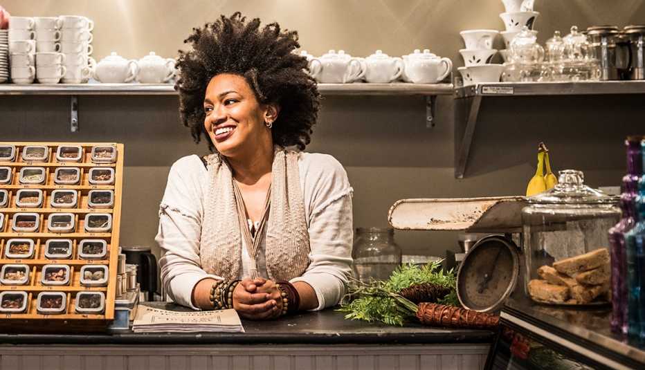 Una mujer afroamericana en su negocio.