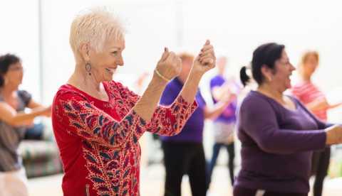Varias mujeres en una clase de baile Varias mujeres en una clase de baile
