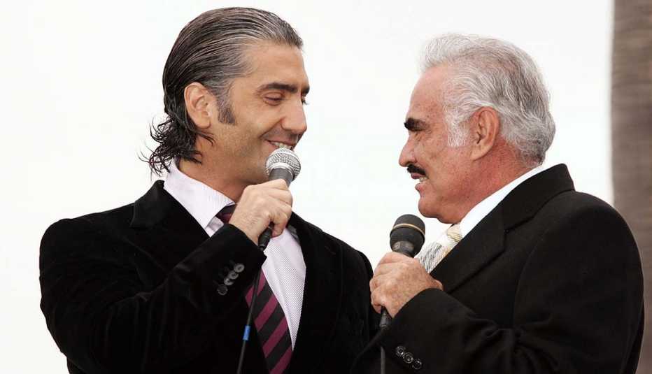 Alejandro y Vicente Fernández - Padres con hijos tan famosos como ellos