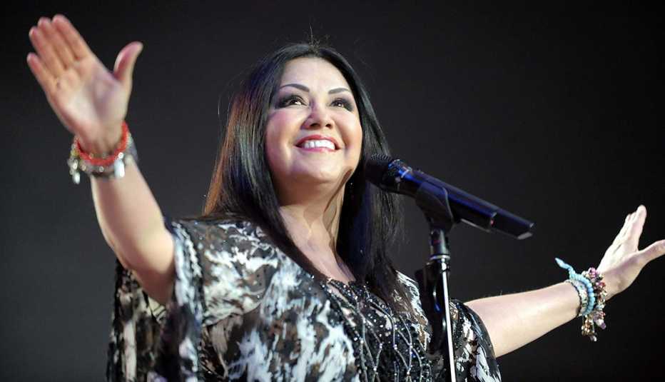 Cantante mexicana Ana Gabriel extendiendo sus manos durante un concierto en Santiago de Chile, 2010 Cantante mexicana Ana Gabriel extendiendo sus manos durante un concierto en Santiago de Chile, 2010
