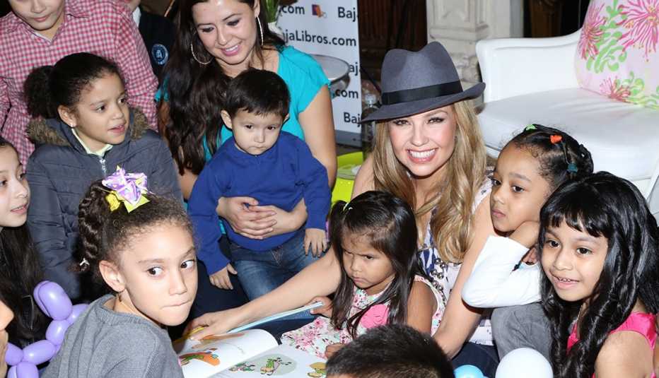 Thalía a través de los años - durante la firma de uno de sus libros