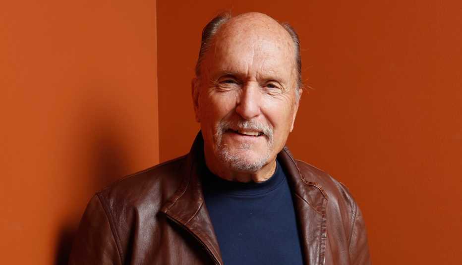 Retrato de Robert Duvall en un fondo color naranja Retrato de Robert Duvall en un fondo color naranja