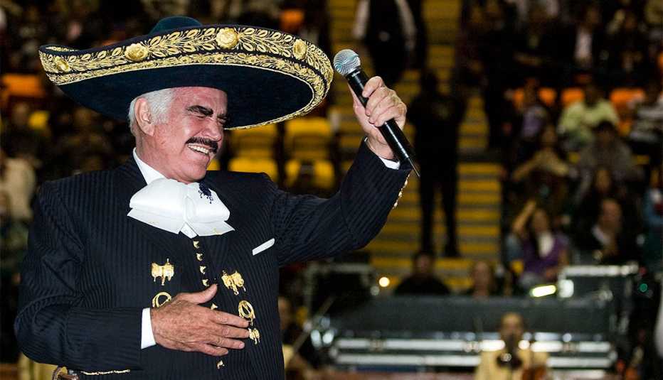 Vicente Fernández con un micrófono en la mano