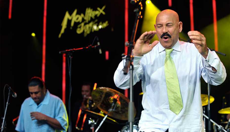 Oscar D’León bailando junto a su orquesta