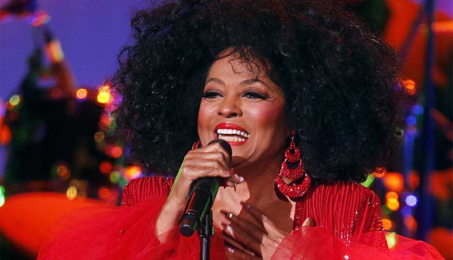 Diana Ross cantando con un micrófono en la mano