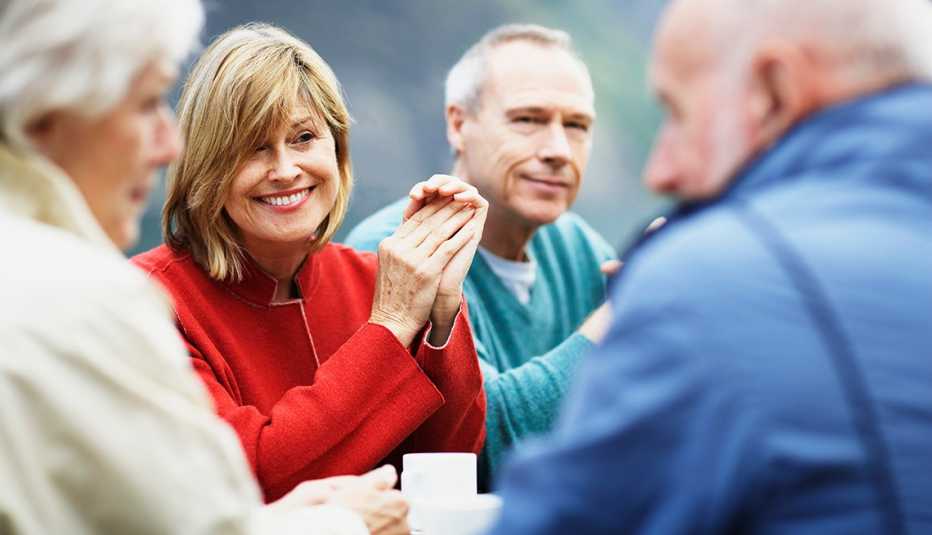 Adultos mayores compartiendo un café