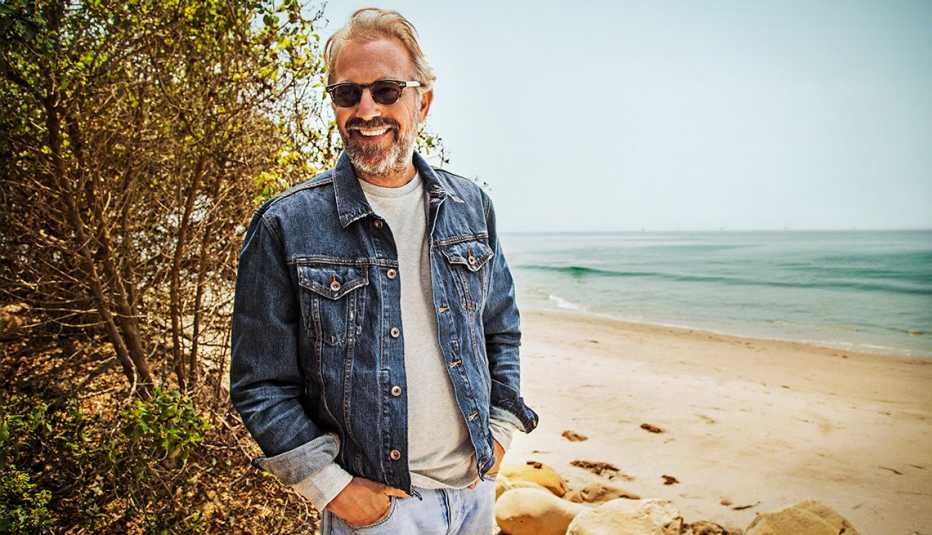 Kevin Costner con lentes oscuros en una playa cerca a Santa Bárbara, California