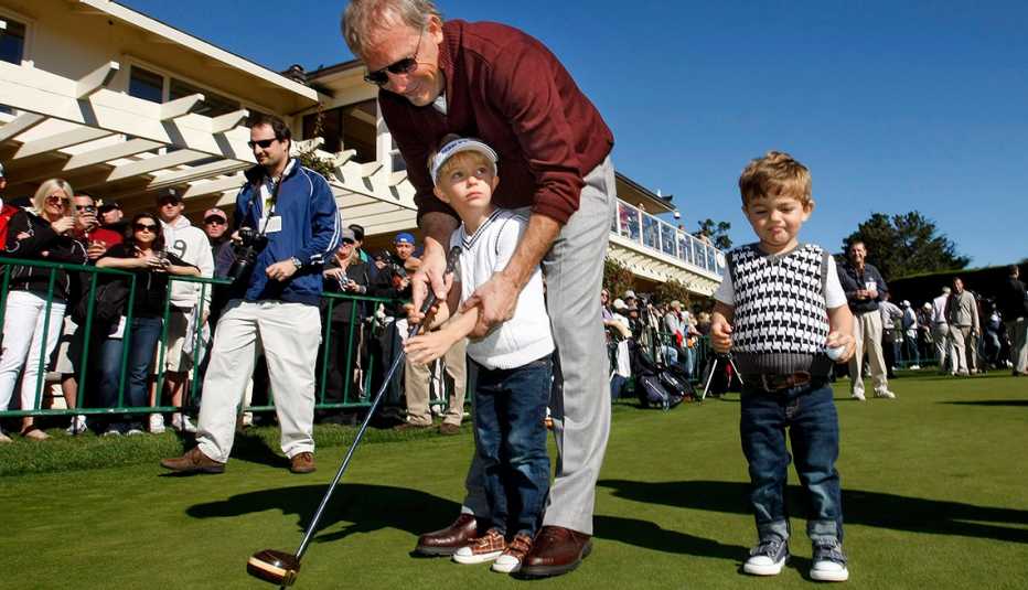 Kevin Costner jugando golf con sus hijos Cayden y Hayes