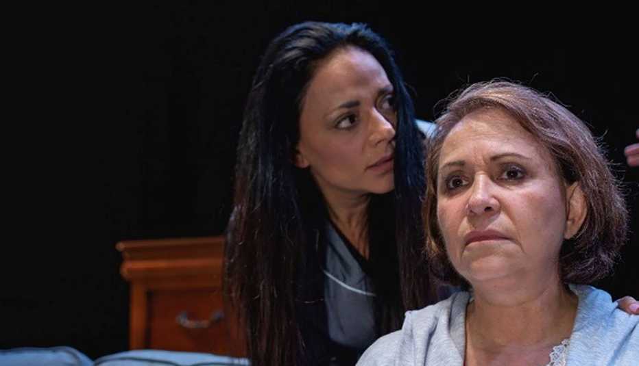Adriana Barraza (derecha) en una escena de la obra de teatro Caricias y ausencias