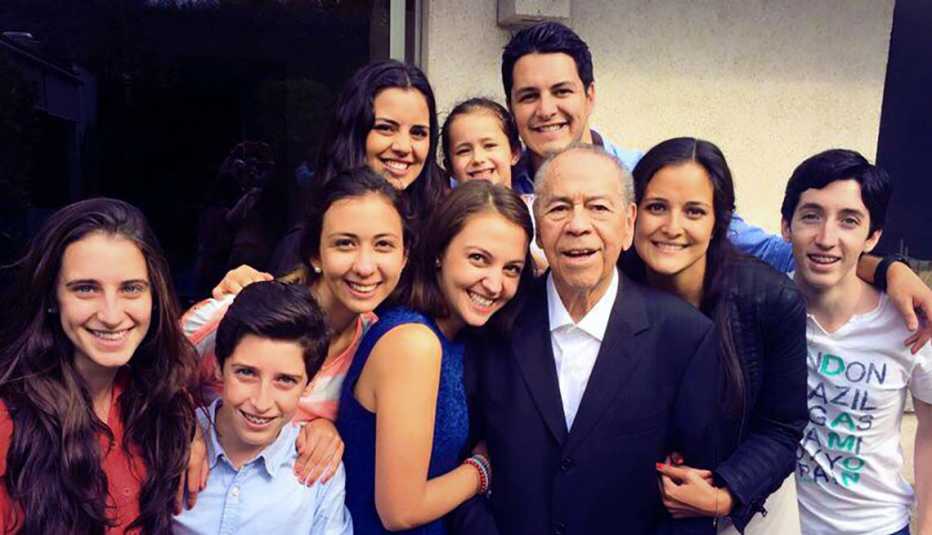 Lucho Gatica y sus nietos