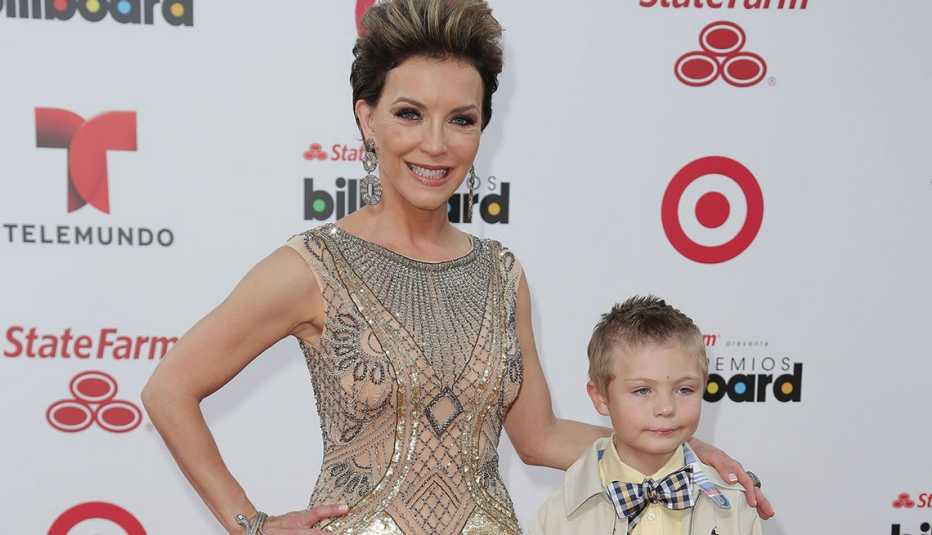 Laura Flores con su hijo adoptivo Laura Flores con su hijo adoptivo