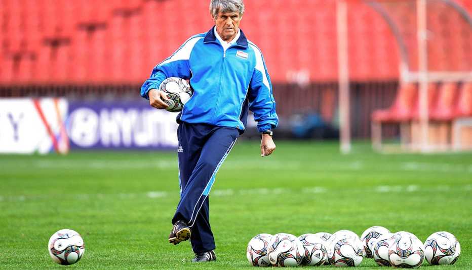 Bora Milutinovic pateando una pelota Bora Milutinovic pateando una pelota