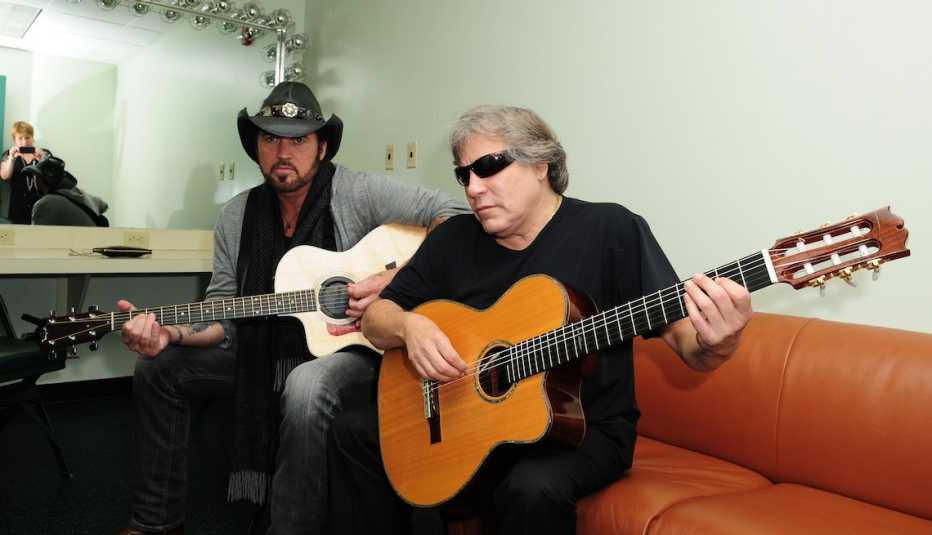 Billy Ray Cyrus y José Feliciano tras bambalinas en el concierto Rocks Our Troops, en el Bank United Center, Miami, septiembre 29, 2012.