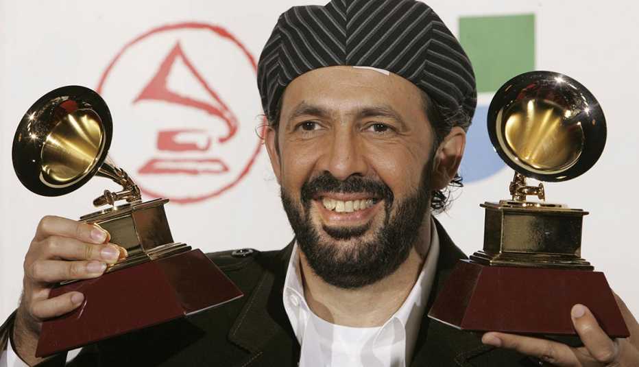 Juan Luis Guerra con dos Latin GRAMMY en las manos, Los Ángeles, 2005.
