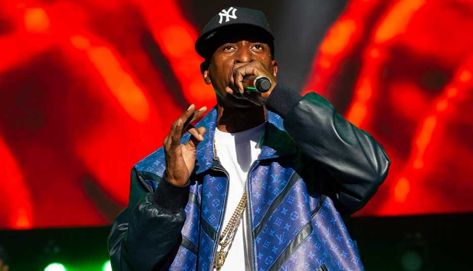 Rakim en medio de un escenario.