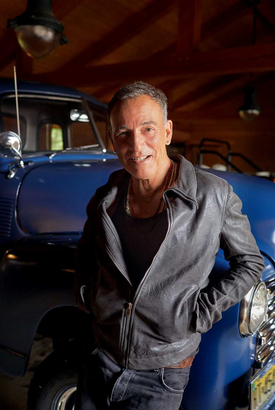 Bruce Springsteen posa en el garaje de su casa.