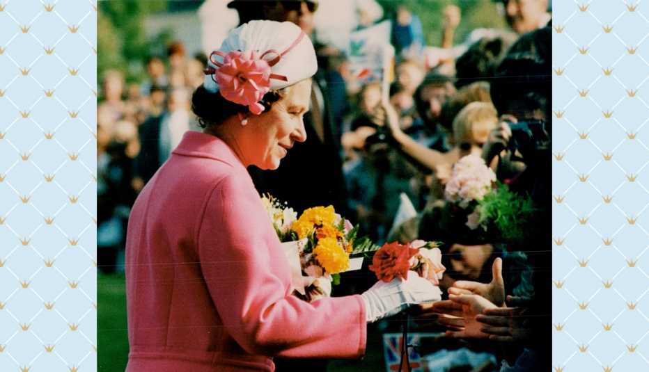 La reina Isabel II saluda al público durante una visita real a Canadá en 1984.