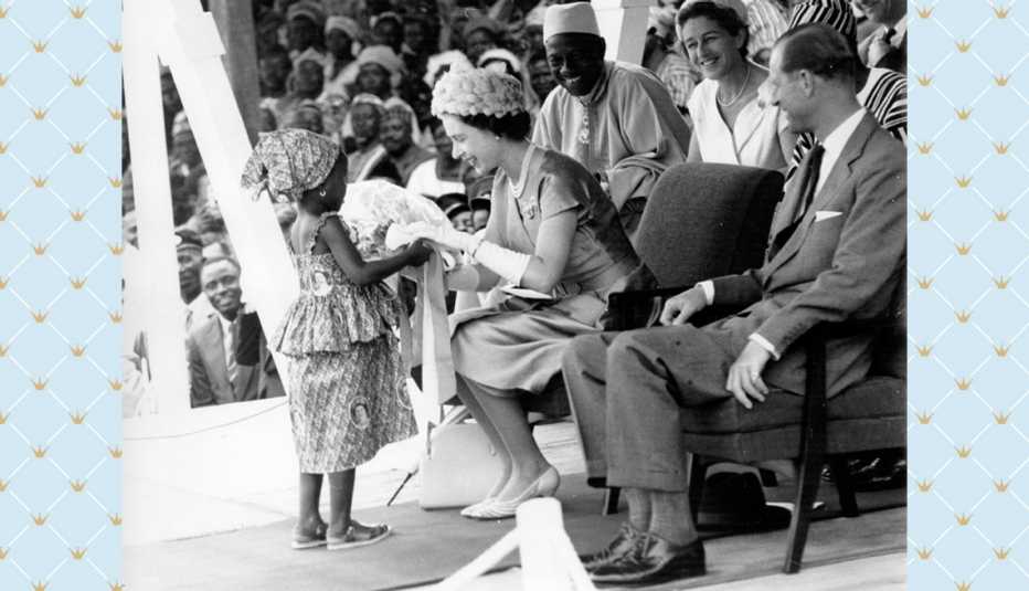 La reina Isabel II recibe un ramo de flores de una joven durante una gira real a Sierra Leona en 1961.