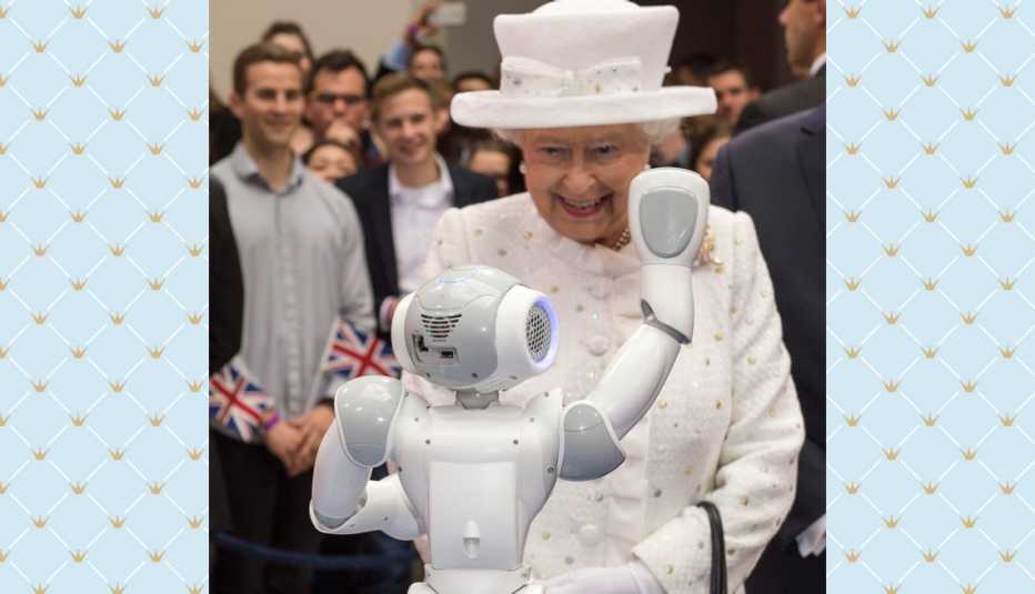 La reina Isabel II observa un robot en acción en la Universidad Tecnológica de Berlín durante una visita de estado en 2015 a Alemania.