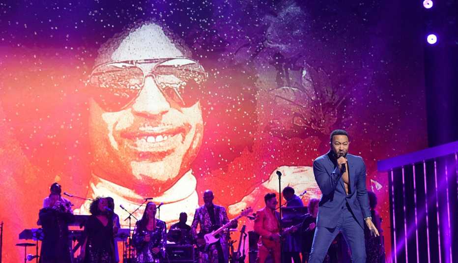 John Legend en su presentación de tributo a Prince, Los Ángeles, California, 2020. John Legend en su presentación de tributo a Prince, Los Ángeles, California, 2020.