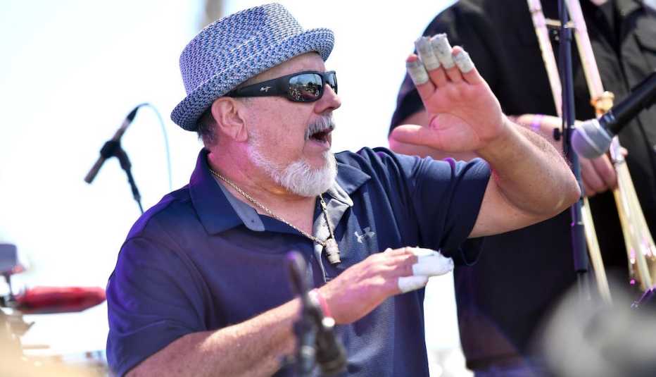 Poncho Sánchez durante una presentación en el festival BeachLife en Redondo Beach, California, mayo 2019.