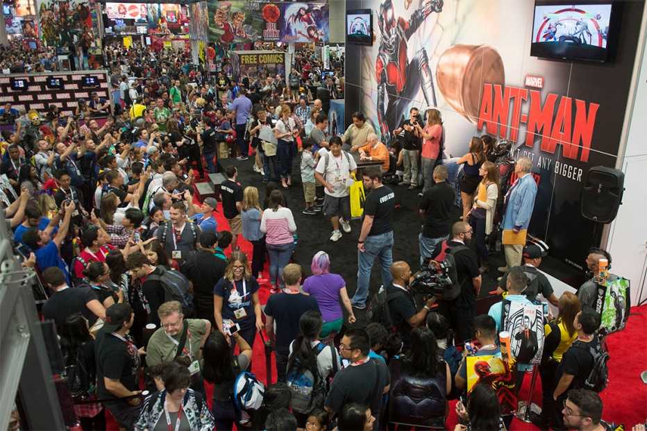 Una multitud de personas esperando en línea para obtener un autógrafo de Stan Lee.