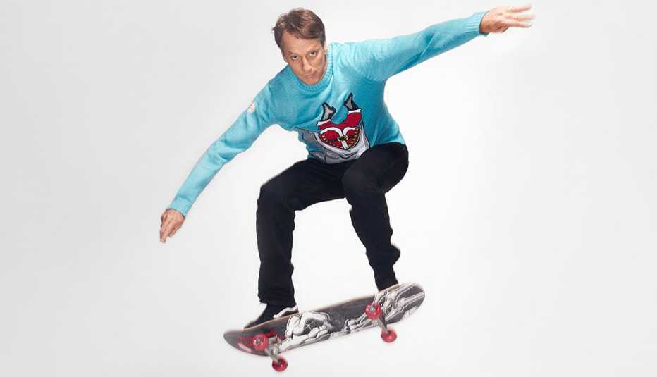 Tony Hawk realizando un salto en patineta. Tony Hawk realizando un salto en patineta.