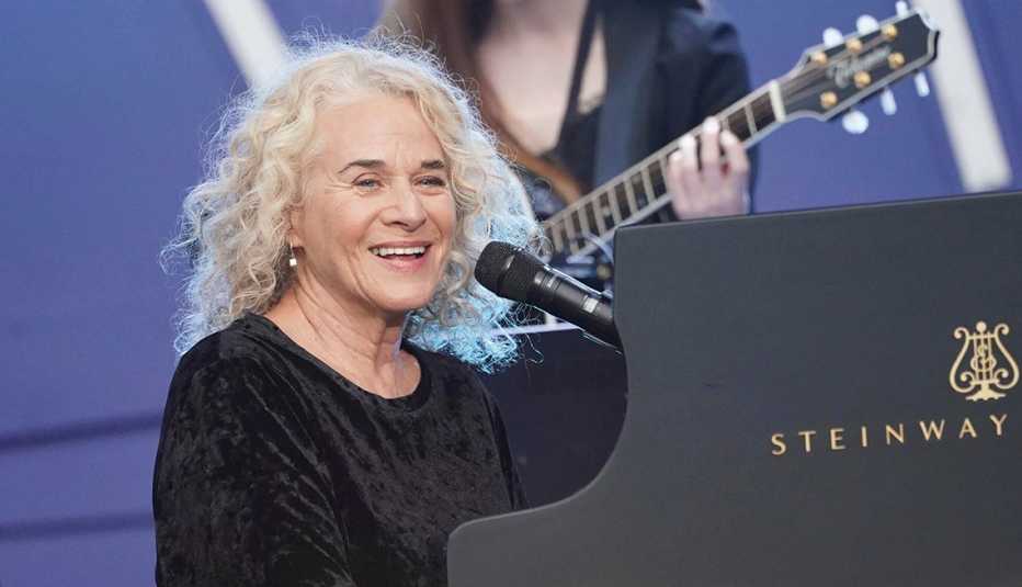 Carole King actuando en el Global Citizen Festival 2019: Power The Movement en Central Park en la ciudad de Nueva York.