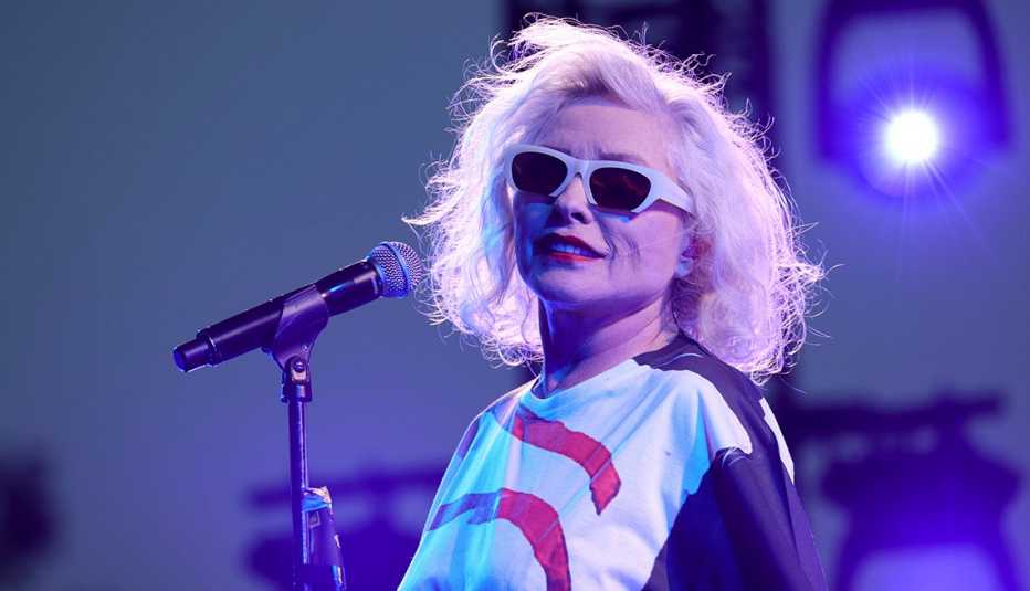 Debbie Harry canta en escena para el estreno de "Blondie: Vivir En La Habana" durante el Tribeca Festival del 2021, en Battery Park, en la ciudad de Nueva York, el 16 de junio del 2021. Debbie Harry canta en escena para el estreno de "Blondie: Vivir En La Habana" durante el Tribeca Festival del 2021, en Battery Park, en la ciudad de Nueva York, el 16 de junio del 2021.