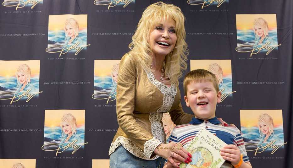 Dolly Parton presenta Dylan Manifold, 5, de Inglaterra, con el libro número un millón de la Imagination Library del Reino Unido el 9 de junio de 2014.