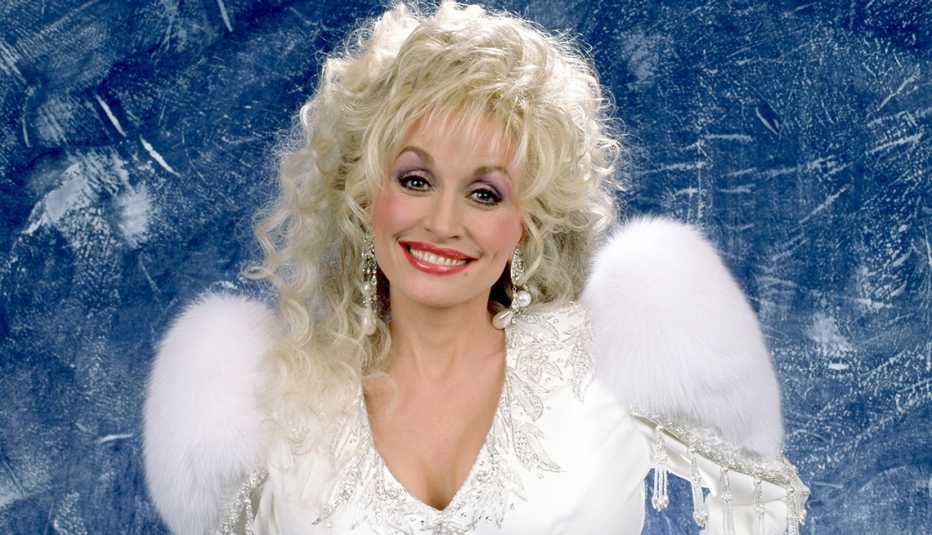 La cantante y compositora estadounidense Dolly Parton posa para un retrato de estudio en Lake Tahoe, California en 1992.