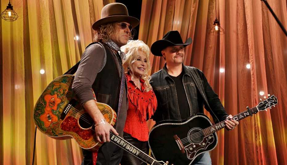 Dolly Parton con Kenny Alphin (izquierda) y John Rich (derecha) del dúo de música country Big &amp; Rich, durante las grabaciones del Teletón  Parton&rsquo;s Smoky Mountain Rise el martes 13 de diciembre de 2016 en Nashville, Tennessee.