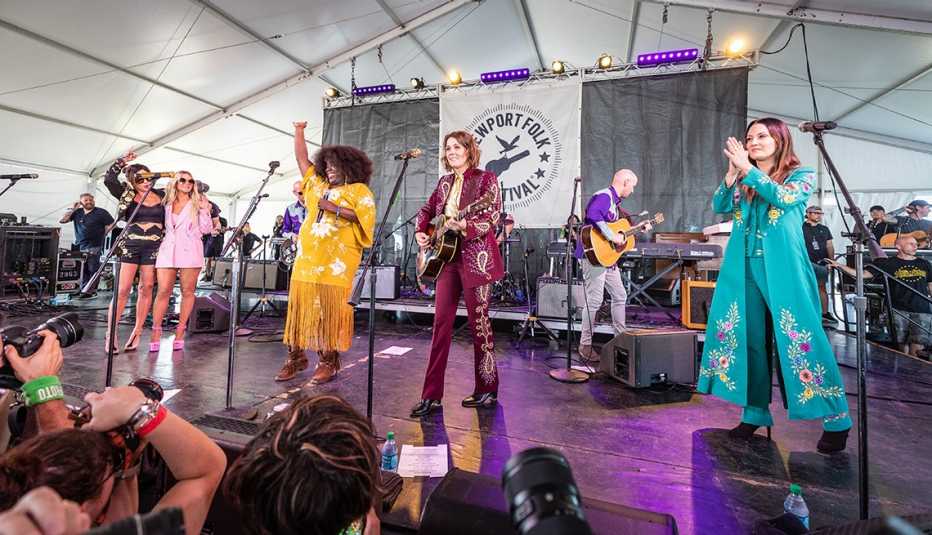 (De izquierda a derecha) Amanda Shires, Maren Morris, Yola, Brandi Carlile y Natalie Hemby de The Highwomen se presentan durante el 60o Festival Folclórico anual de Newport 2019 en Fort Adams State Park el 26 de julio de 2019 en Newport, Rhode Island.
