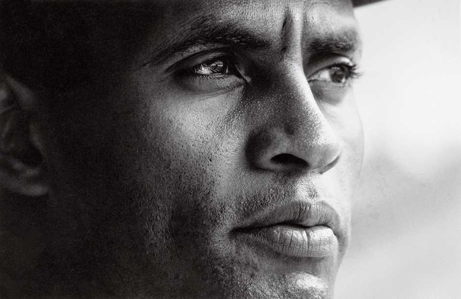 Retrato de Roberto Clemente de los Piratas de Pittsburgh antes del partido contra los Cardenales de San Luis en el Civic Center Busch Memorial Stadium en el 1968.