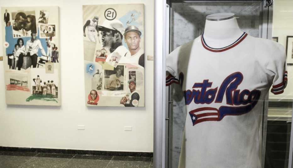 Una réplica del uniforme del equipo nacional de béisbol de Puerto Rico que Clemente vistió durante la Serie del Caribe