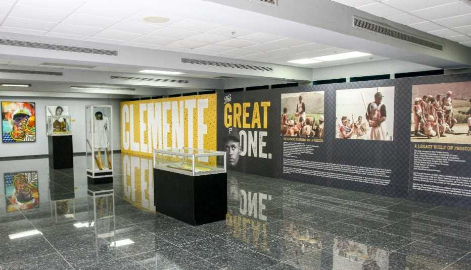 Exposición sobre Roberto Clemente en El Museo del Deporte en Guaynabo.