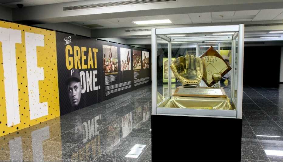 El último Guante de Oro fue entregado a la vuida de Roberto Clemente en abril de 1973, en el estadio Three Rivers Stadium en Pittsburgh.