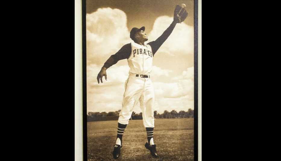 “Alas de ángel”, ahora una de las fotos más famosas de Roberto Clemente, fue tomada alrededor de 1960.